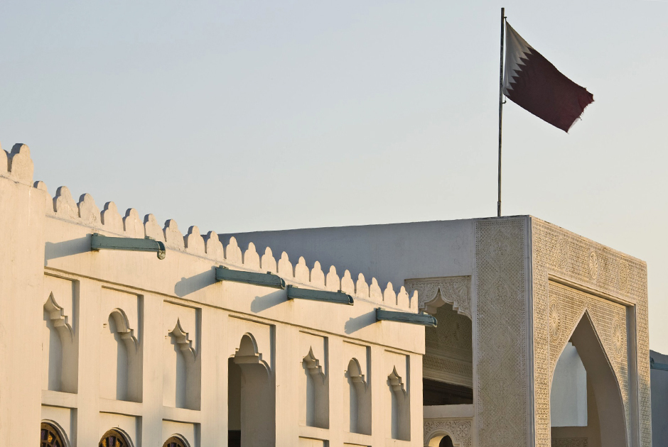 В Катаре бережно относятся к историческому наследию. Здание, в котором сначала жила семья эмира, а потом размещались музейные коллекции, ныне стало главным экспонатом NMoQ. Нувель окружил его новыми постройками, которые словно бы защищают его от пустынных ветров и влияния времени.