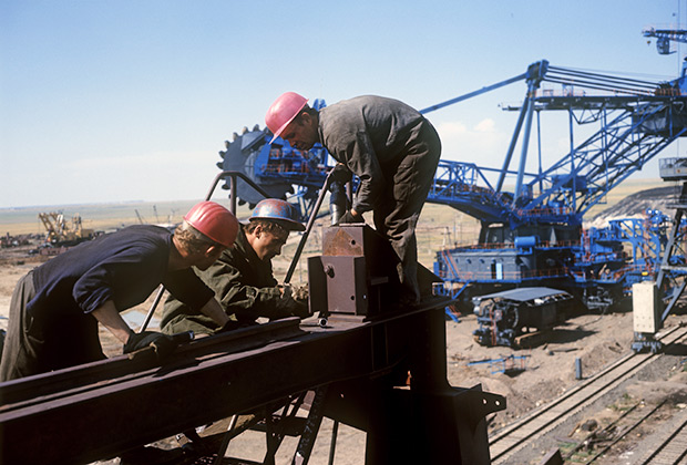 Рабочие на Экибастузском угольном разрезе. 1974 год