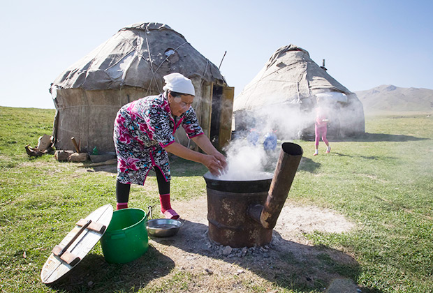 Жена фермера готовит обед для своей семьи. Юрты стоят в 90 километрах от Алма-Аты