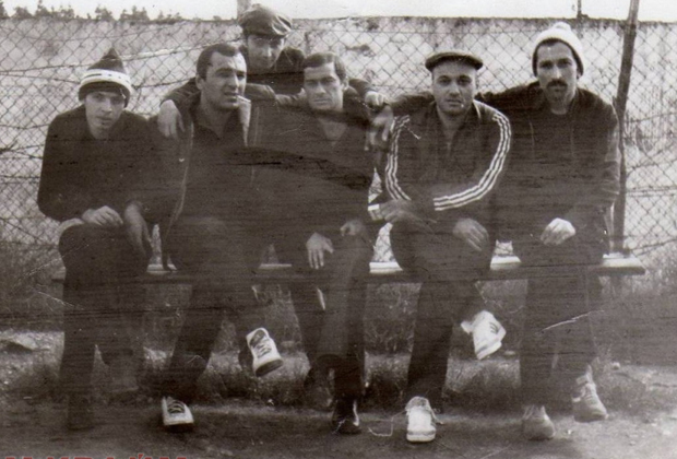Впереди — слева направо: Гела Кипиани, Тариел Ониани (Таро), Темури Немсицверидзе (Црипа), Автандил Чихладзе (Квежо), Вахтанг Чочия (Вато). Сзади: Николай Сохадзе (Коки). 1985 год, Грузия, ИТК-46 в городе Цулукидзе