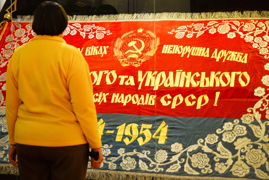 Юбилейное знамя с драгоценными камнями в честь 300-летия воссоединения Украины с Россией