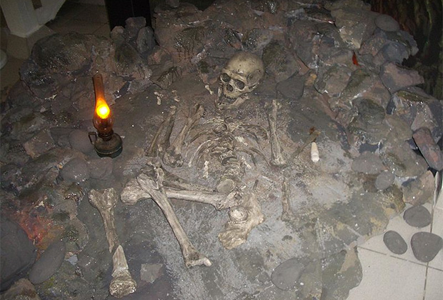 Реконструкция захоронения неандертальца в Дарвиновском музее