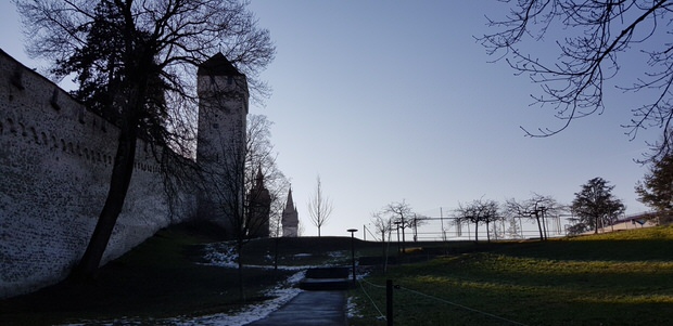 Крепостная стена Музеггмауэр возвышается над городом с начала XV века