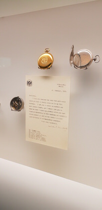 Копия часов Уинстона Черчилля и подписанное им благодарственное письмо