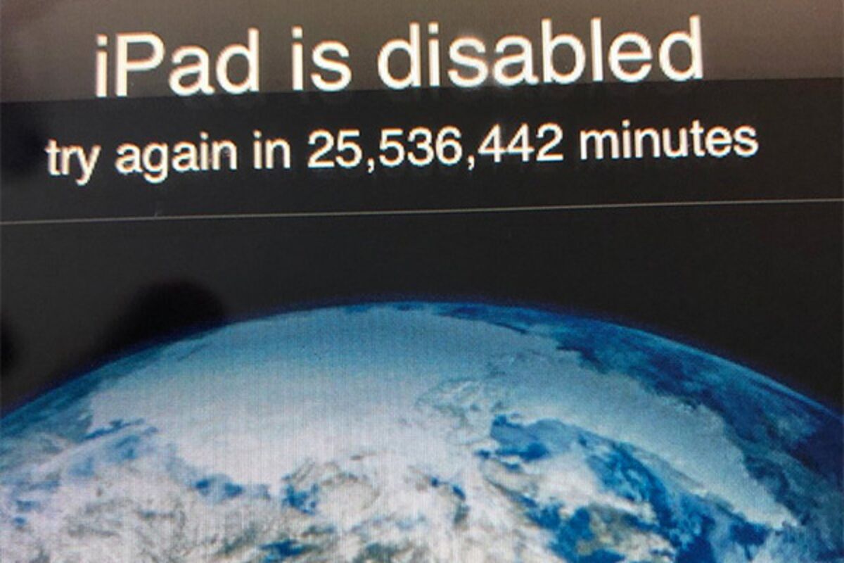 Image result for Ð ÐµÐ±ÐµÐ½Ð¾Ðº Ð·Ð°Ð±Ð»Ð¾ÐºÐ¸ÑÐ¾Ð²Ð°Ð» iPad Ð½Ð° Ð¿Ð¾Ð»Ð²ÐµÐºÐ°