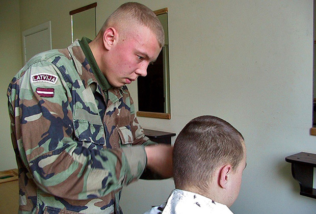 Солдатская парикмахерская в балтийском батальоне НАТО