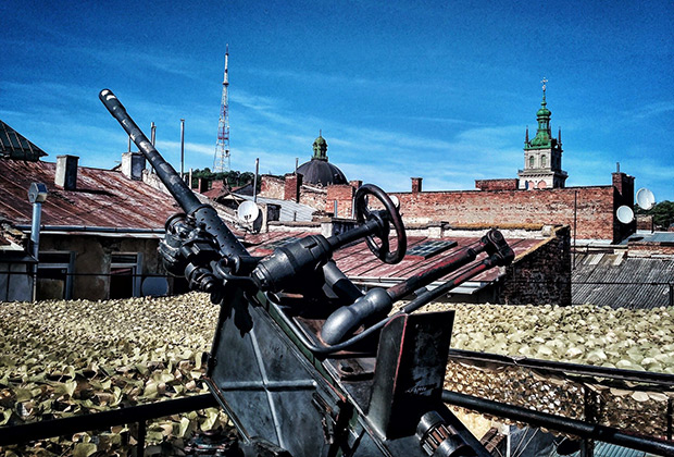 Пулемет на крыше, нацеленный на Москву