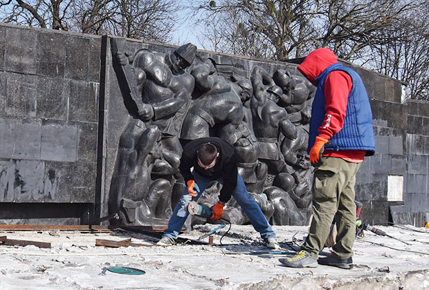 Во Львове была демонтирована 30-метровая стела Монумента Славы, посвященная солдатам Красной армии