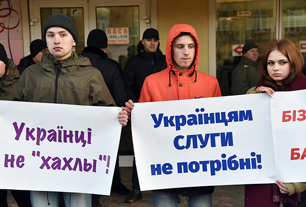 Участники митинга против кандидата в президенты Украины Владимира Зеленского во Львове