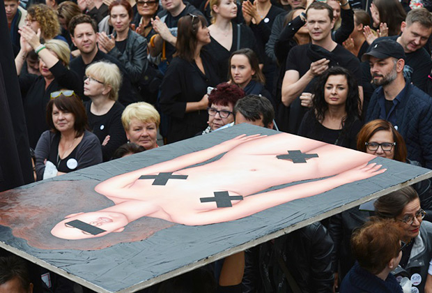 Массовый протест польских женщин против полного запрета абортов