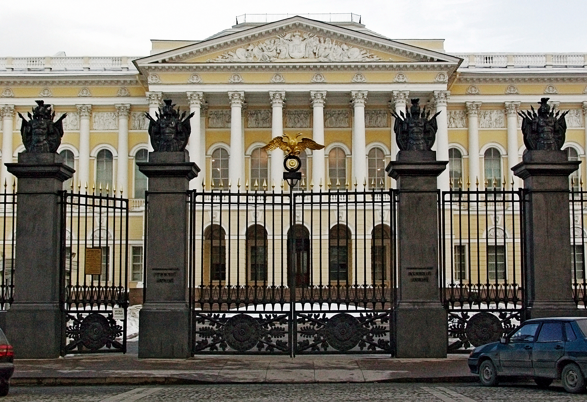 Рассмотрите изображения зданий музеев в москве и в петербурге