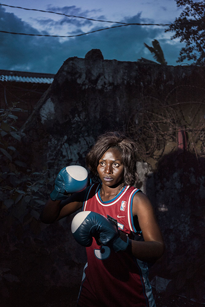 Женщины Демократической Республики Конго вынуждены защищаться. По опросам, более половины из них хотя бы раз в жизни подвергались физическому или сексуальному насилию. Хуже всего дела обстоят в городе Гома, на востоке страны. Он считается самым жестоким из восточных провинций Конго. Гому прозвали «мировой столицей изнасилований». 


Чтобы не дать себя в обиду, они освоили бокс. Женщины собираются на главном стадионе города, в клубе de L'Amitie. Здесь они учатся не только драться на кулаках, но восстанавливать силы, а также реализуют свое желание бороться с несправедливостью. Тренировки проводит бывший чемпион Конго по боксу.


Еще одним основным местом сбора является Radio Star Girls Club, исключительно женский боксерский клуб, где женщины не только разделяют страсть к этому виду спорта, но и мечту однажды стать чемпионами мира по боксу.


Фотографу Алессандро Грассани из утонченного Милана эти женщины показались невероятными. «Они главные действующие лица и свидетели того, как их жизненная борьба проходит через спорт, делая их более сильными и подготовленными к повседневной жизни. Это история боли и надежды, в которой желание искупления побеждает благодаря усилию воли, метафора существования в месте, где у женщин остается один выбор, чтобы выжить, — научиться сражаться», — подытоживает итальянский фотограф.