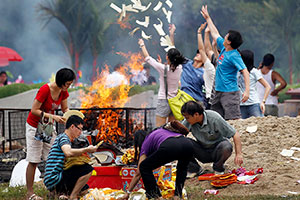 Деньги на ветер Китайцы ежегодно сжигают миллионы долларов. Власти не могут их остановить