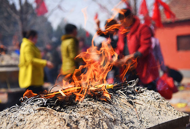 Китайцы ежегодно сжигают миллионы долларов. Власти не могут их ...