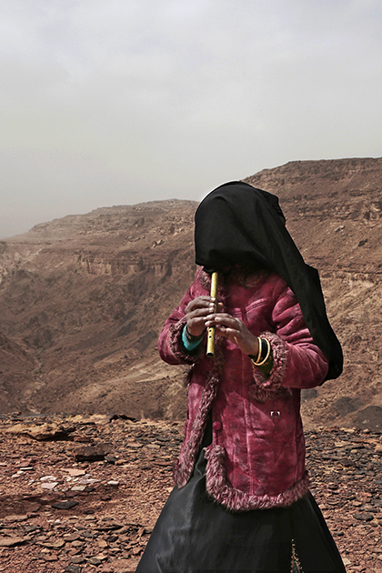 Две из четырех гидов — Аиша и Солиман — отлично играют на традиционной бедуинской флейте и исполняют народную музыку для туристок. 