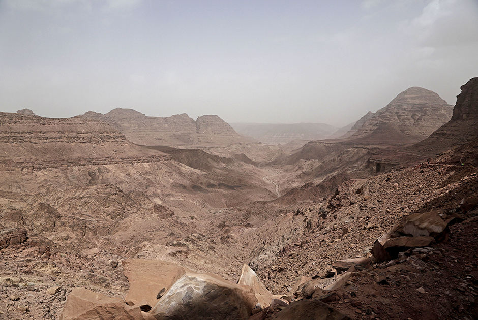 В походе женщины-гиды поднимаются с группами на окрестные пики, приводят их в пещеры и показывают местные водопады. Бедуинки рассказывают о растениях и травах, которые произрастают в пустыне. Они собирают их с раннего детства, поэтому знают местность зачастую даже лучше мужчин. 
