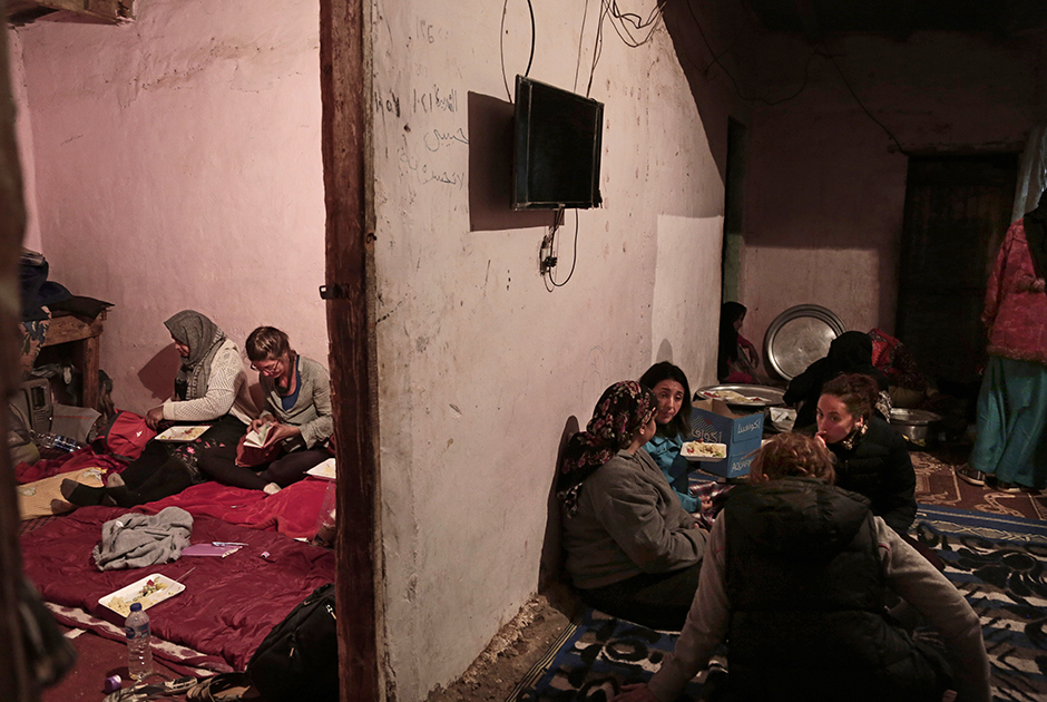 По вечерам туристки собираются в домах своих гидов за чашкой кофе, а те рассказывают им о своей жизни, быте, национальных традициях и обычаях. Многие бедуинские девочки вдохновлены примером Яссер и мечтают стать гидами, когда вырастут. 