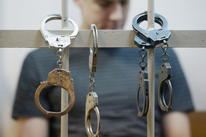 «Когда ты в клетке, на тебя смотрят, как на зверя» В российских судах за решеткой сидят даже невиновные. Почему это плохо для всех