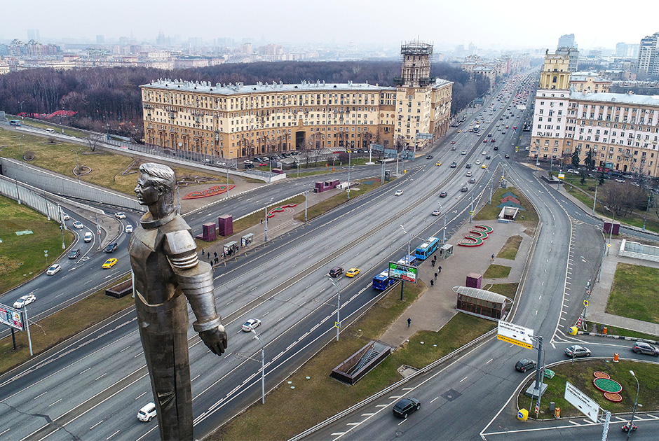 Памятник космонавту Юрию Гагарину на Ленинском проспекте в Москве