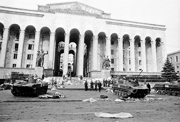 Дом правительства Грузинской ССР после разгона оппозиционного митинга