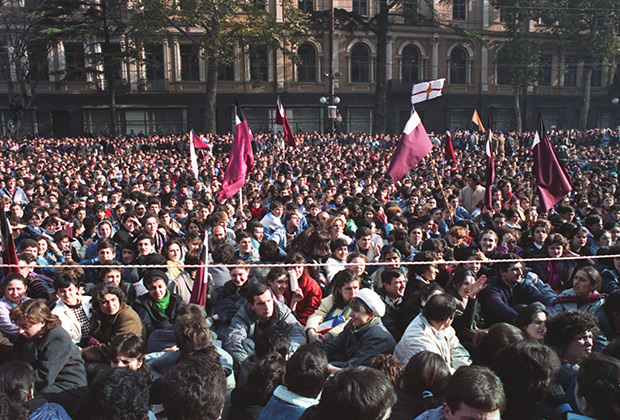 2 декабря 1988 года. Толпа участников во время митинга
