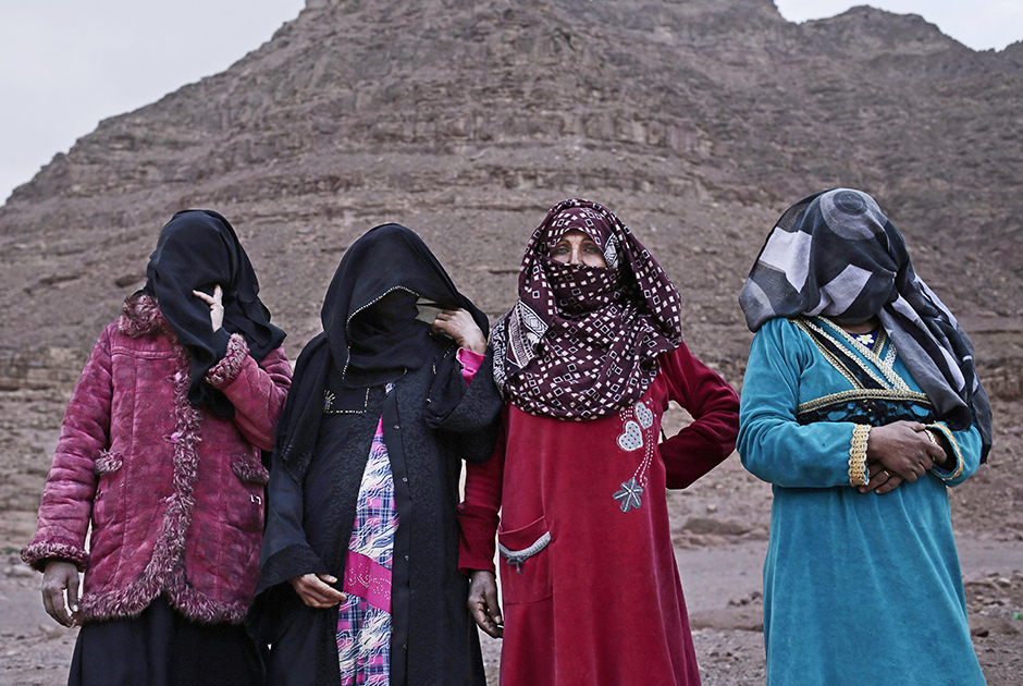 Все четыре гида вместе. Слева направо: Аиша, Солиман, Умм Яссер и Селима. Девушки считают, что в ближайшем будущем к ним вряд ли присоединятся другие бедуинки — местное общество консервативно и осуждает работающих женщин. Даже в тех семьях, которые нуждаются в деньгах, мужья запрещают женам работать.  