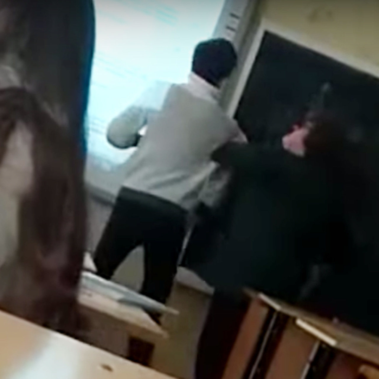 Учительница унижение. Избиение учительницы в Тульской школе. Учительница бьет линейкой. Ученица ударила учительницу.