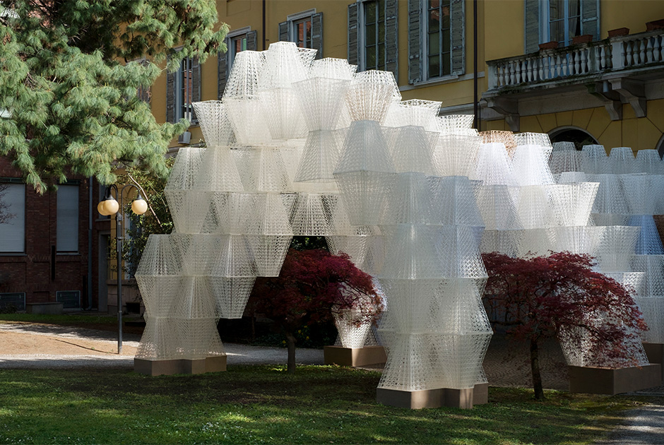 Марка COS уже не первый год устраивает в Милане свои инсталляции в сотрудничестве с известными промышленными дизайнерами. В 2019 году она пригласила для этого дизайнера Маму-Мани. Созданная композиция под названием Conifera стала самой большой в мире инсталляцией из биопластика, напечатанной на 3D-принтере. Она разместилась во внутреннем дворе и садике одного из старинных миланских дворцов.