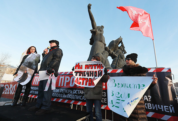 Участники митинга против сноса кинотеатра «Соловей» в Москве