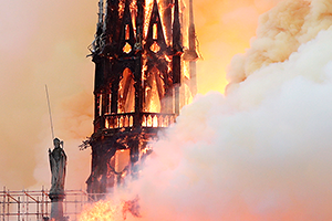 «От здания ничего не останется» Пожар в соборе Парижской Богоматери глазами очевидцев