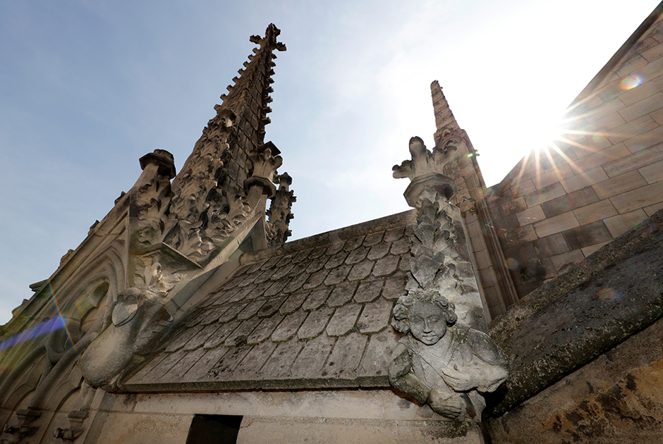 Скульптуры ангелов и разрушающаяся малая башенка, декорированная в характерном стиле пламенеющей готики. Принимая решение о реставрации в 2017 году, французские власти не подозревали, какой трагедией она закончится. 