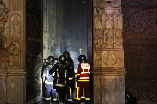 Пожарные у входа в горящий собор