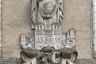 Скульптура, изображающая епископа Мориса де Сюлли, которому принадлежит идея воздвигнуть Нотр-Дам де Пари, на стене церкви в Сюлли-сюр-Луар.
