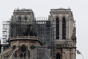 Собор Парижской Богоматери пережил пожар Бушующее пламя потушили. Что удалось спасти?