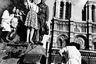 Молодая парижанка празднует освобождение города на броне британского танка напротив Нотр-Дам де Пари.
