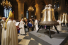 Освящение новых бронзовых колоколов, которые появились на соборе к 850-летнему юбилею Нотр-Дама, проводит архиепископ Андре XXIII. 

