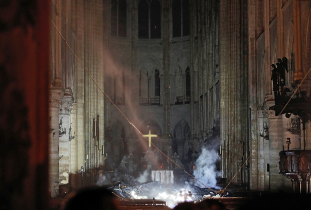 Так после пожара выглядит алтарь Нотр-Дам де Пари. Масштабы потерянного еще только предстоит установить, но чудесным образом в пламени выстоял алтарный крест. 

