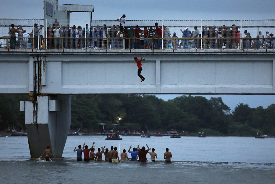 Мигранты готовы на все, чтобы прорваться на территорию благополучных Соединенных Штатов. Они штурмовали кордоны и пробирались по воде. На границе Гондураса с Мексикой мигранты снесли часть сетки на мосту, чтобы прыгать с него в воду.