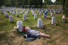 По официальным данным, в Ираке погибли 4423 военнослужащих армии США. Талибы говорят о 30-40 тысячах. Мэри Макхью (Mary McHugh) потеряла на войне жениха Джеймса Ригана (James Regan). Он погиб от взрыва самодельного устройства. Его останки покоятся в секторе 60 Арлингтонского военного кладбища в пригороде Вашингтона. В настоящее время на кладбище захоронены 320 тысяч военнослужащих.  