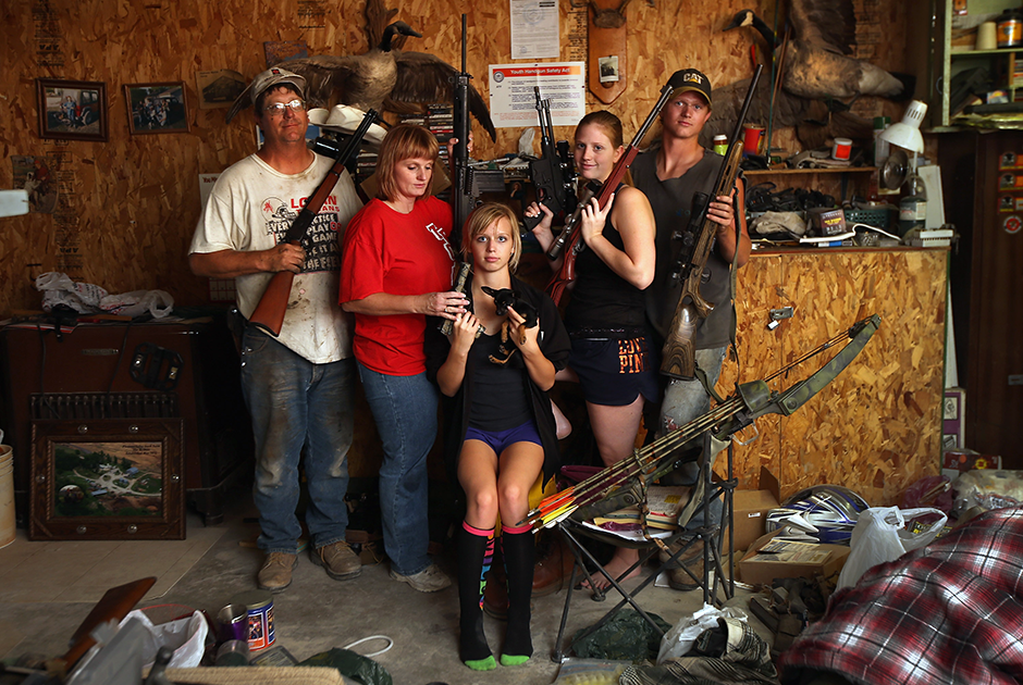 Нет, этот снимок посвящен не актуальной в США проблеме оружия. В августе 2012 года Мур снимал репортаж о рекордной засухе в Канзасе. Семья Беккер, живущая на ферме, решила продемонстрировать фотографу часть семейной коллекции оружия. Беккеры любят охоту и в сезон принимают на своей ферме охотников со всей страны.     