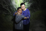 Испуганных мать и сына из Гондураса задержали вблизи границы США с Мексикой. Они переплыли реку Рио-Гранде и заблудились в лесу, где 12 июня 2018 года были пойманы и отправлены в центр временного содержания, где их, возможно, разлучат. 