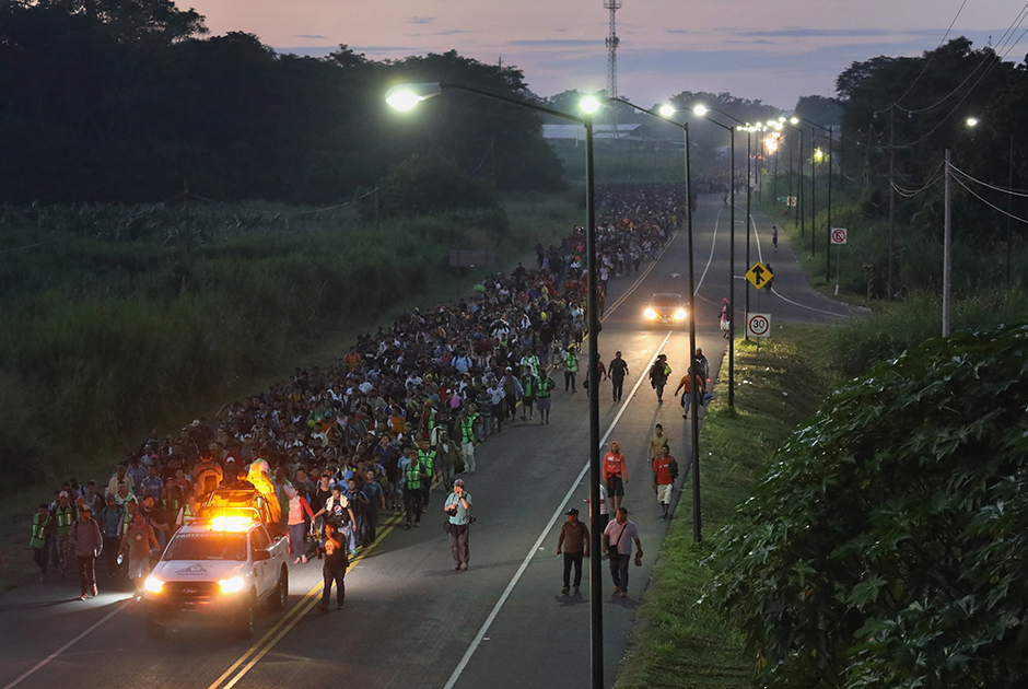 Толпа только что пересекла границу Гватемалы с Мексикой. Это вторая волна наплыва мигрантов в США в 2018 году. 12 октября латиноамериканцы стартовали из Гондураса. К стихийному шествию быстро присоединились бедняки из соседних Никарагуа, Сальвадора и Гватемалы, координировавшиеся в соцсетях. В начале пути численность каравана составляла около пяти тысяч человек. 