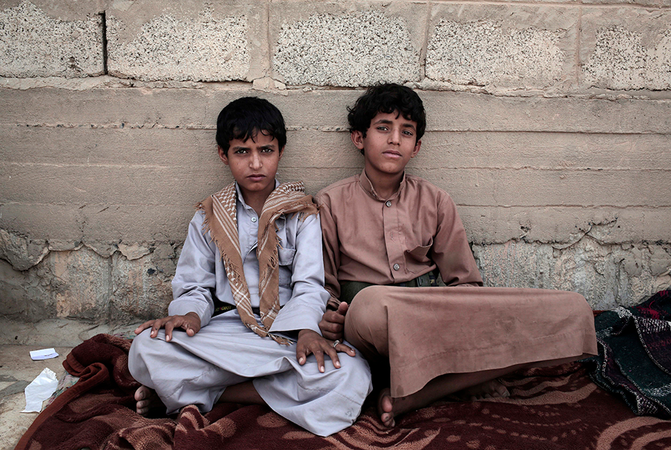 14-летние Мосрал и Абдель Хамид — солдаты. Их завербовали повстанцы-хуситы, которые сражаются с правительственными войсками и арабской коалицией. Эксперты называют детей «дровами» в аду йеменской гражданской войны. Хотя детей вербуют обе стороны конфликта, хуситы рассчитывают на них больше. По словам военного чиновника, с которым говорили авторы проекта по Йемену, за последние четыре года они завербовали 18 тысяч детей. 

