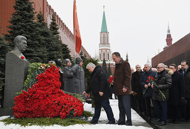 Церемония возложения венков и цветов к месту захоронения Сталина у Кремлевской стены 