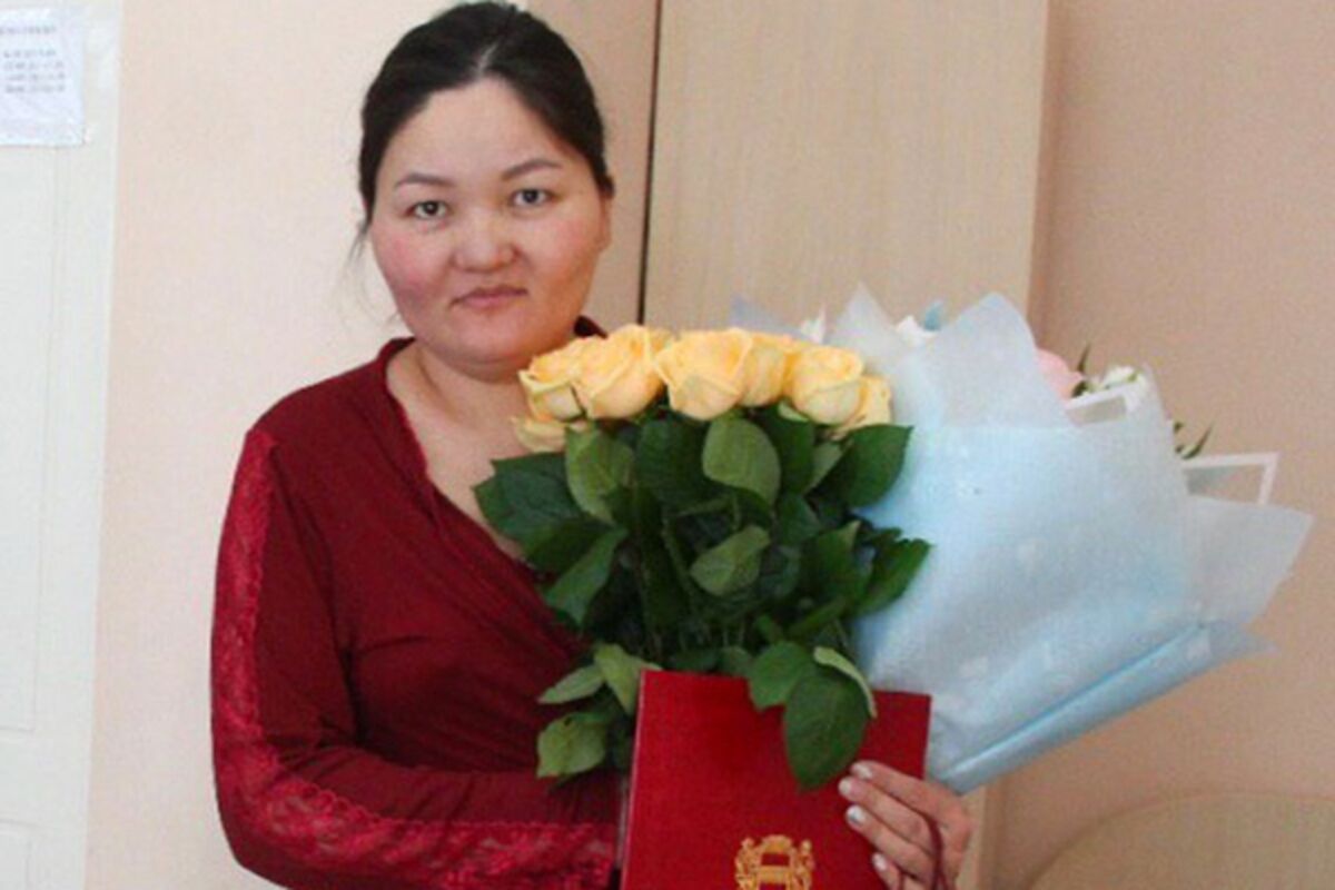 Родившую в первые минуты года россиянку обязали заплатить за подаренные цветы Родившую в первые минуты года россиянку обязали заплатить за подаренные цветы