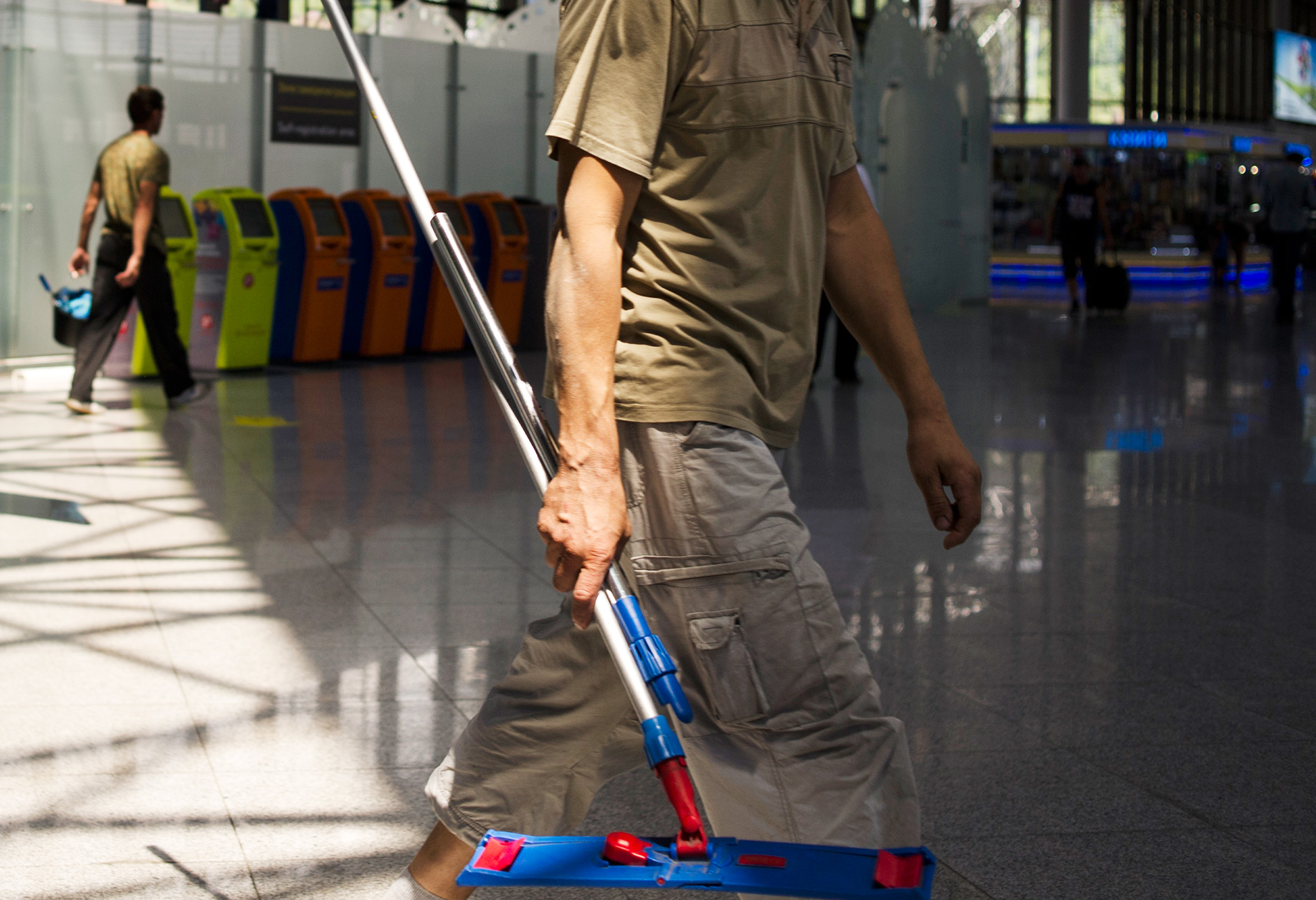 шереметьево уборщик. уборка салона самолета. уборка салона самолета. шереметьево уборщик. шереметьево уборщик.