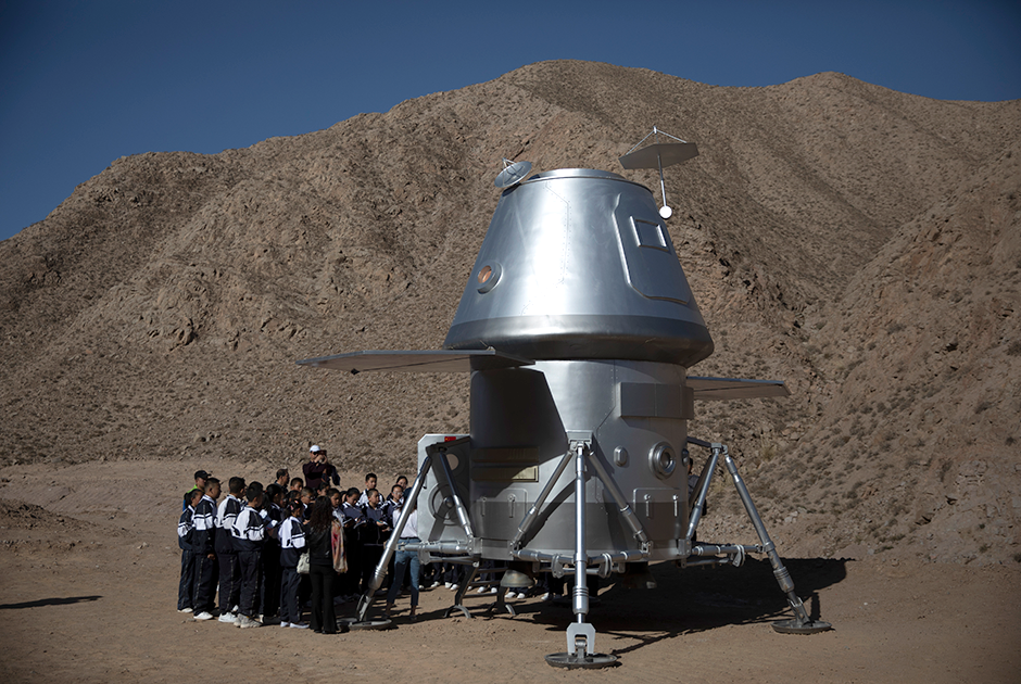 Китайские студенты осматривают реплику спускаемого аппарата для высадки на Марс во время экскурсии по проекту C-Space. Первых посетителей база приняла еще в декабре, когда состоялось тестовое открытие. Сначала ее могли посещать только школьники.  