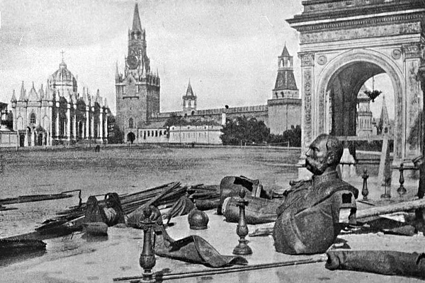 Фрагменты памятника Александру II в Кремле после его разрушения в 1918 году. Слева от Спасской башни — церковь святой Екатерины Вознесенского монастыря, взорванная в 1929 году