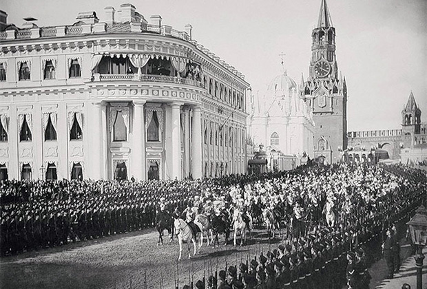 Коронация Николая II. Слева — Малый Николаевский дворец, 1896 год