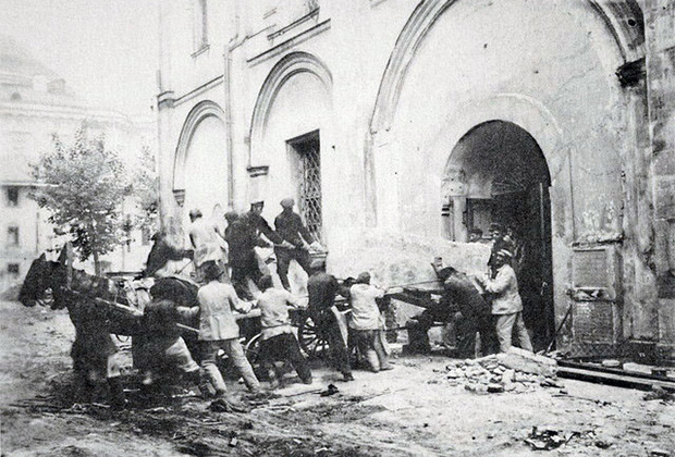 Перенесение саркофагов с останками великих княгинь и цариц перед разрушением Вознесенского монастыря, 1929 год